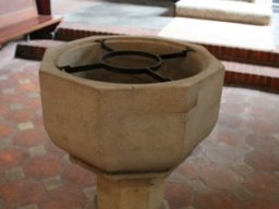 Roitzsch.Taufstein.4213